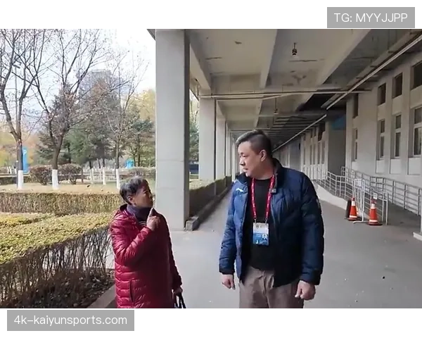 特写:一位老年球迷在志愿者帮助下,第一次通过平板电脑与远方的孙子同步观赛